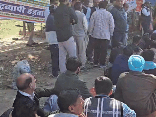 पंचकूला धरना स्थल पर प्रदर्शन में शामिल कर्मचारी।