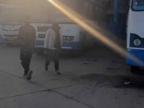 रेवाड़ी में अभी हड़ताल नहीं है। बावल चौक पर सवारियों के लिए खड़ी बस और बस स्टैंड के बूथों पर लगी बसें।