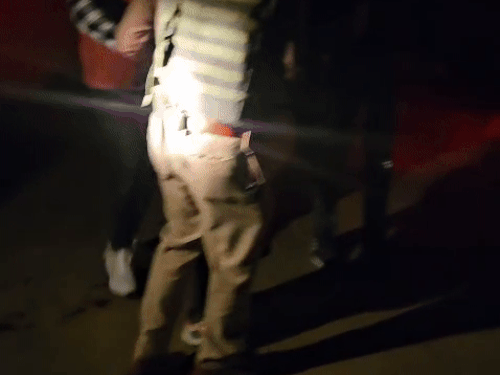 पैरों में गोली लगने के बाद लंगड़ाते हुए चल रहा बदमाश।