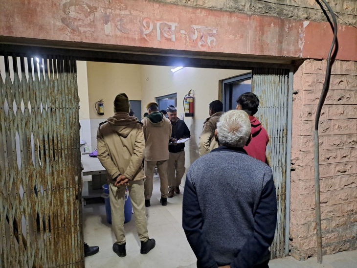 गोली लगने से मरे युवक की बॉड हॉस्पिटल की मोर्चरी में शिफ्ट करवाते हुए पुलिस।