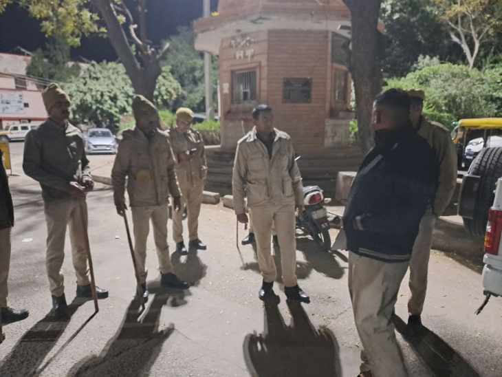 पाली के बांगड़ हॉस्पिटल के ट्रोमा वार्ड के बाहर गुरुवार देर रात को खड़े पुलिसकर्मी।