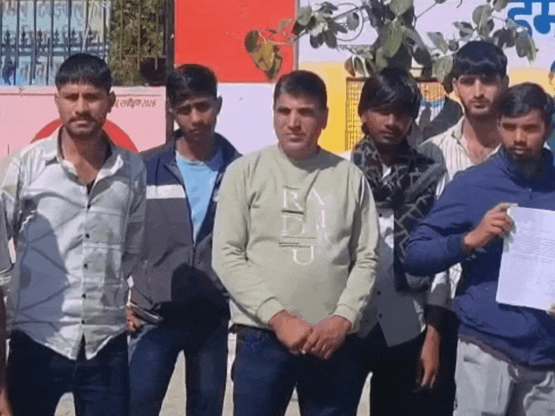 छात्रों ने कलेक्ट्रेट पर प्रदर्शन किया।