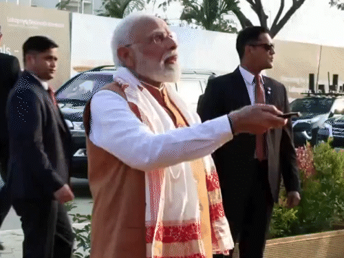 20 दिसंबर 2025 को असम दौरे के दौरान पीएम ने राज्य के पहले सीएम लोकप्रिय गोपीनाथ बोरदोलोई की मूर्ति का अनावरण किया था। - Dainik Bhaskar