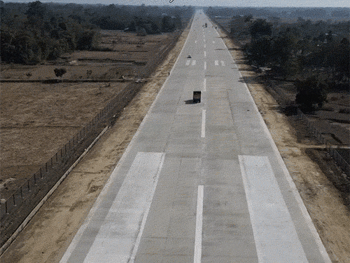 मोरन एयरस्ट्रिप NH-127 के 4.4 किमी लंबे हिस्से पर ELF बनाई गई है।