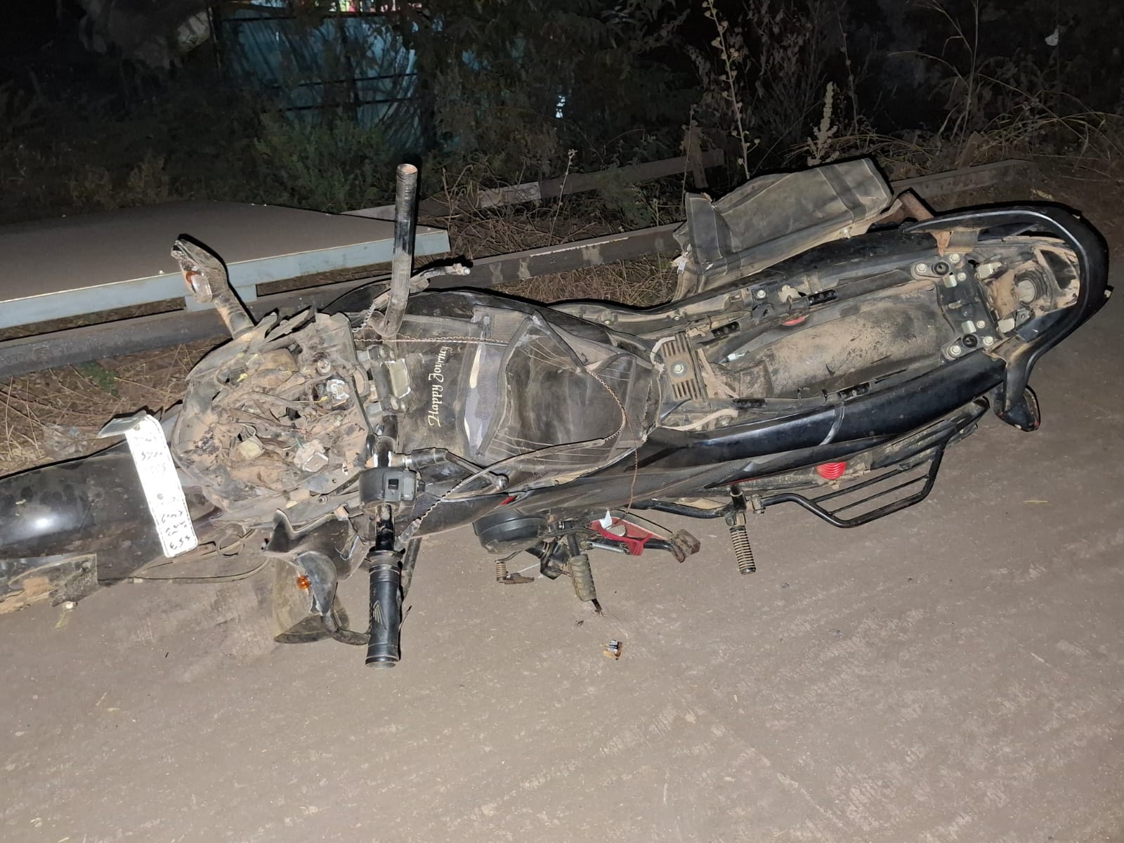 टक्कर के बाद बाइक बुरी तरह क्षतिग्रस्त हो गई।