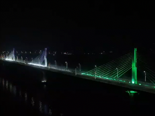 पुल में बेस आइसोलेशन तकनीक और हाई-परफॉर्मेंस स्टे केबल्स का उपयोग किया गया है।