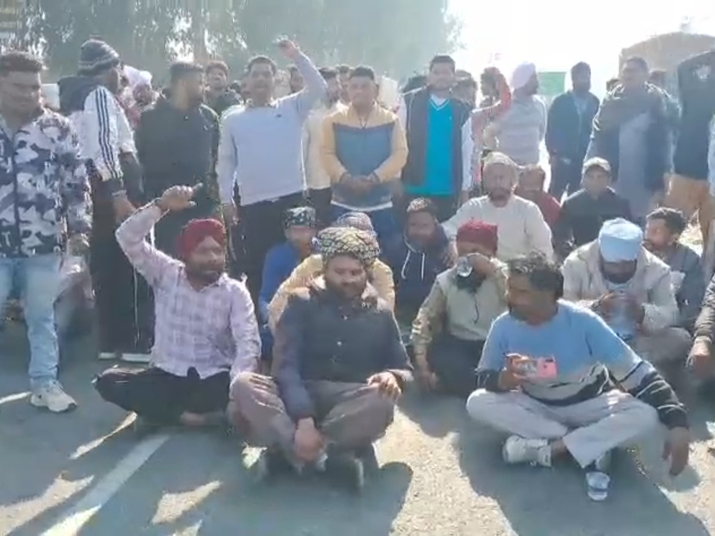 प्रदर्शन करते लोगों की फोटो।
