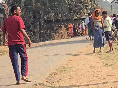 ग्रामीणों ने बाहरी व्यक्तियों के प्रवेश पर रोक लगा दी है।