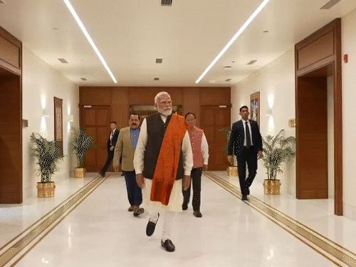 PM मोदी ने नए ऑफिस में भगवान गणेश की प्रतिमा पर माला चढ़ाई।