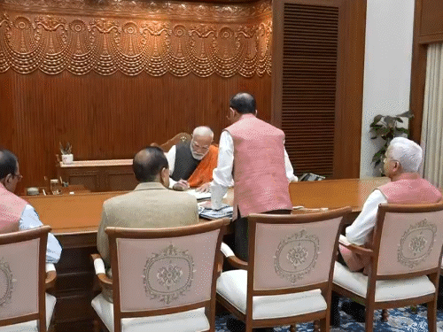 अधिकारियों के अनुसार, PM मोदी ने सेवा भावना को दर्शाने वाले फैसलों से जुड़ी फाइलों पर साइन किए हैं।