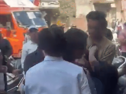 होटल के नीचे मौजूद लोगों ने लड़की को खिड़की में बैठे देख लिया था। इसलिए सड़क पर गत्ते लगा दिए।