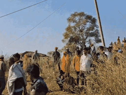 घटना के बाद गांव में भीड़ जमा हो गई।