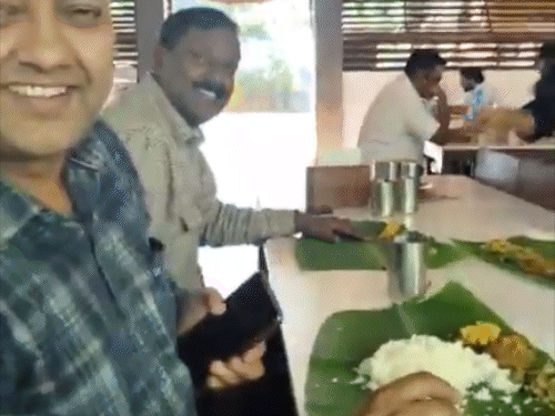 केरल दौरे के दौरान भोजन करते हुए APMC कांगड़ा की टीम।