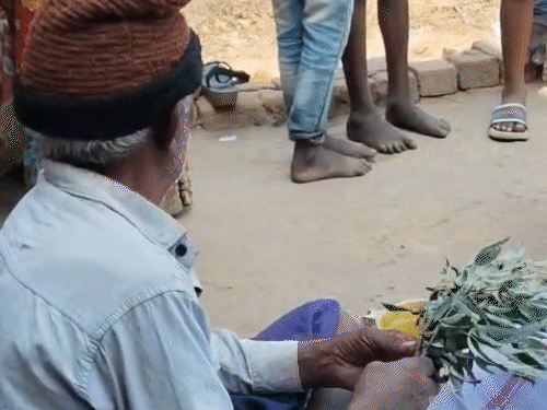 साहेबलाल के पिता कुंजराम खड़िया अपने बेटे और पोते की लाश के पास बैठे रहे।