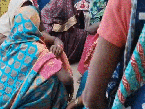 लाश के पास रोती साहेबलाल की पत्नी, शिव की मां आशा और रिश्तेदार महिलाएं।