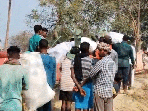 गुरुवार दोपहर लगभग ढाई बजे पिता और बेटे की अर्थी एक साथ घर से निकली।