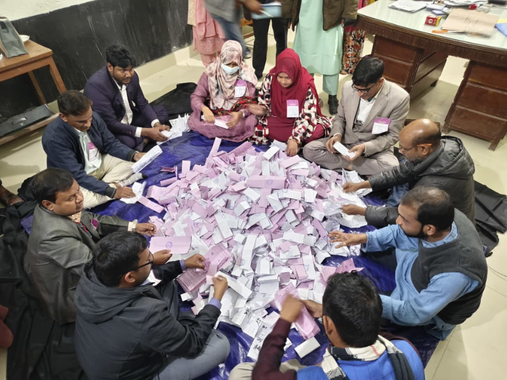 मतदान पूरा होने के बाद वोटों की गिनती शुरू हुई।