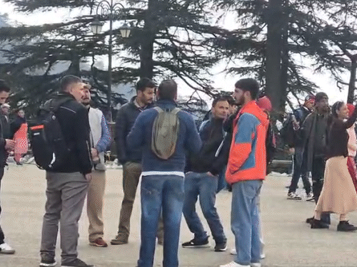 हिमाचल प्रदेश के शिमला में बर्फबारी रुकने से टूरिस्ट और स्थानीय लोग पहुंच रहे हैं।