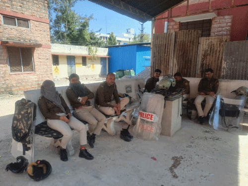 पाली के बांगड़ हॉस्पिटल में युवक के परिजन और समाज के लोग बैठे हैं। वहीं पुलिस फोर्स तैनात है।