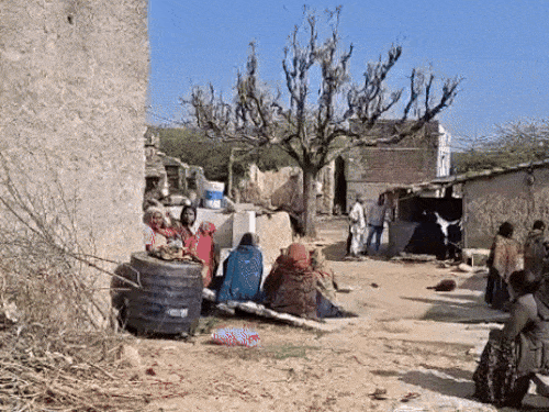 बस्ती में एक ही रात में हुई चार मौत के बाद से दहशत का माहौल है। स्थानीय लोगों की मांग है जल्द से जल्द इस मामले की जांच होनी चाहिए।