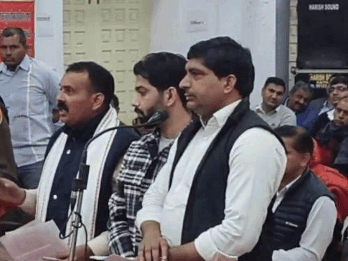 ग्रीवेंस मीटिंग में मंत्री अनिल विज से बात करते शिकायतकर्ता।