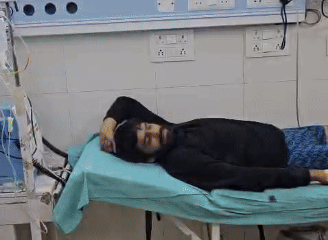 हिसार के नागरिक अस्पताल में इलाज करवाता पवन मूसा।