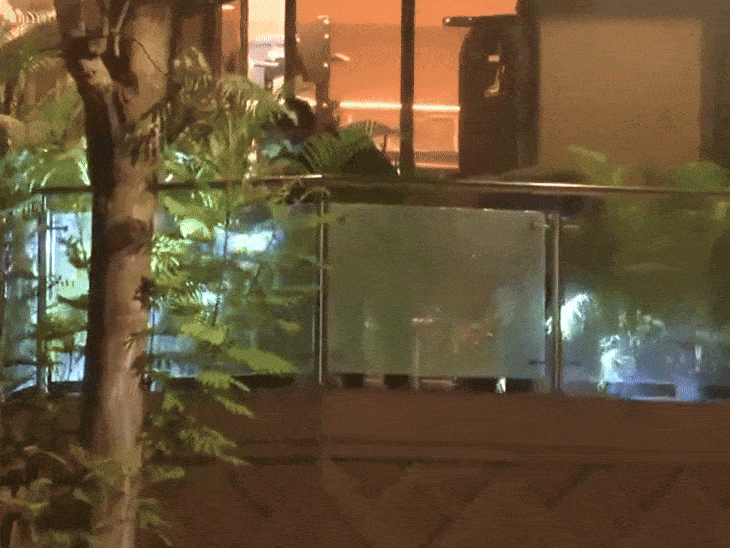 रोहित शेट्टी के घर फायरिंग के बाद पुलिस जांच करने पहुंची थी।