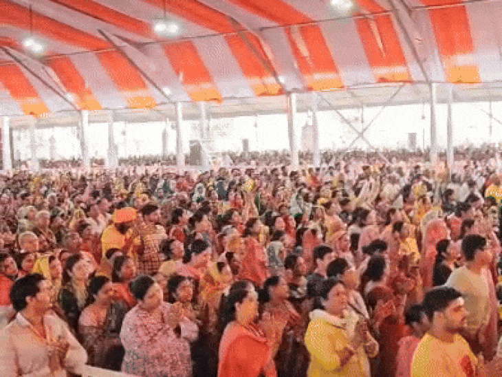कथा के अंतिम दिन करीब 1 लाख से अधिक श्रद्धालु कथा सुनने पहुंचे थे।
