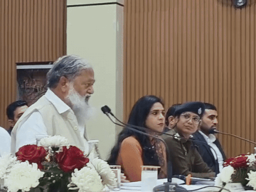 ग्रीवेंस कमेटी की मीटिंग में शिकायत सुनते कैबिनेट मंत्री अनिल विज।