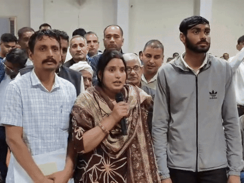 डहीना की सरपंच मीटिंग में अपनी बात रखते हुए।