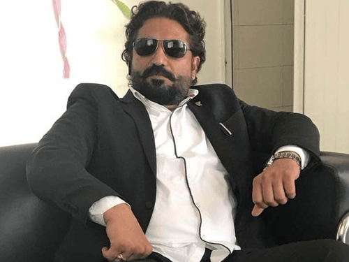 विक्रम का जन्म देहरादून के ही एक पंजाबी परिवार में हुआ था।