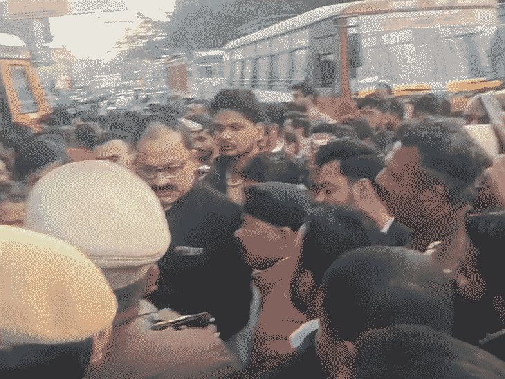 वकीलों ने बस अड्डे के सामने जाम लगाकर हंगामा किया।