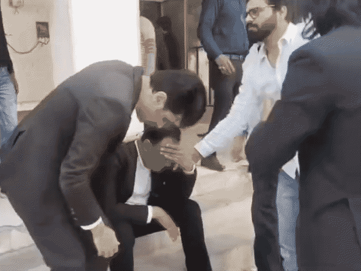 जावेद किदवई अपने भाई शोएब की हत्या पर फफककर रो पड़े। साथी वकीलों ने उन्हें ढांढस बंधाया।