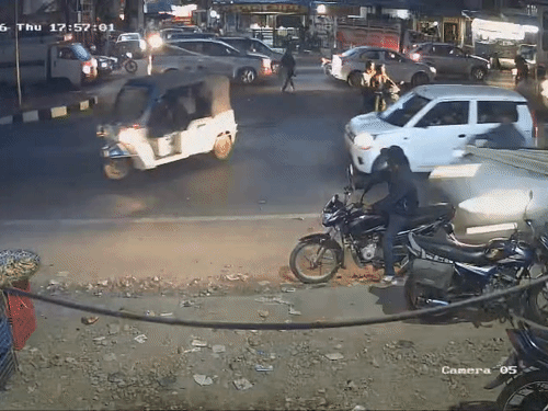 ये हादसे का सीसीटीवी फुटेज है। इसमें साफ दिख रहा है कि आरोपी छात्र कार को 100 किमी प्रतिघंटे से ज्यादा स्पीड से दौड़ा रहा था।