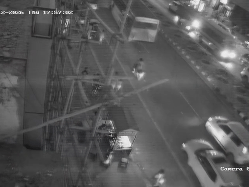 कार एक-एक कर कई गाड़ियों को टक्कर मारते चली गई। इसकी CCTV फुटेज सामने आई है।