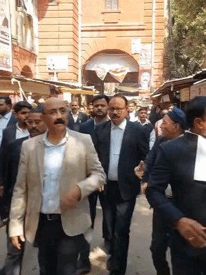 वाराणसी में बम विस्फोट की धमकी के बाद जिला जज संजीव शुक्ला भी कचहरी परिसर से पैदल ही बाहर निकल आए।