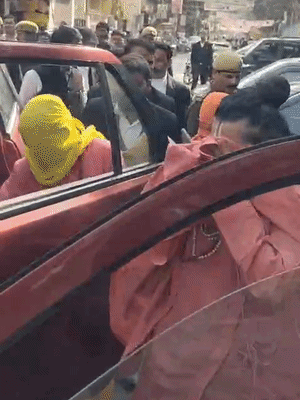 आशुतोष महाराज जेव्हा कोर्ट रूममधून बाहेर आले, तेव्हा त्यांच्या डोळ्यात अश्रू होते. ते गाडीत बसले आणि कोणाशीही बोलले नाहीत.