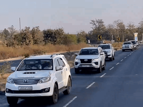 ये वीडियो विक्रम ने अपने सोशल मीडिया पर डाली थी जिसमें गाड़ियों का पूरा काफिला नजर आ रहा है।