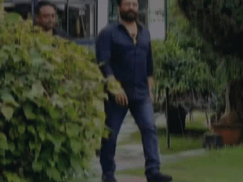 हाथ में सोने का कड़ा गले में मोटी चैन, विक्रम को गोल्ड का भी काफी शौक था।