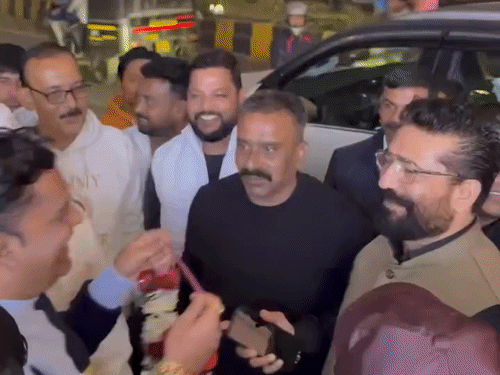 झारखंड में एक कार्यक्रम में विक्रम का स्वागत करते लोग। फाइल फोटो