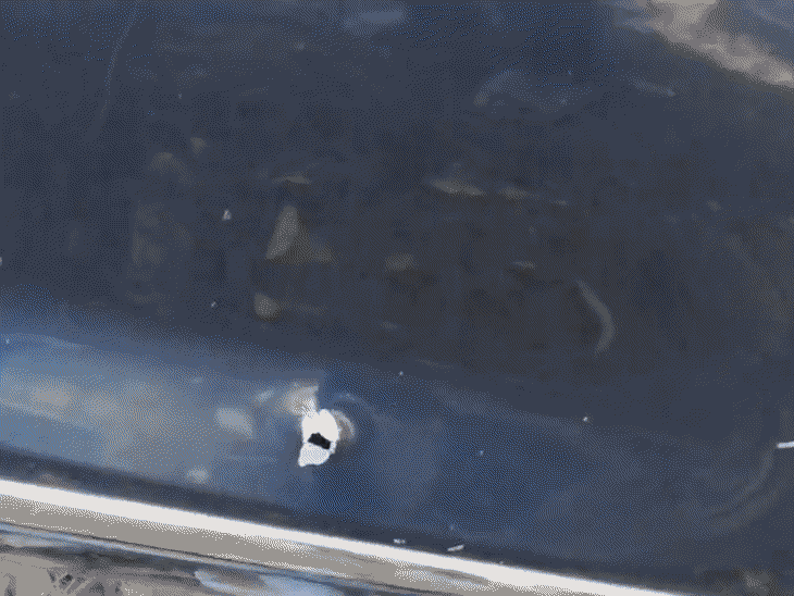 कार की ड्राइविंग शीट वाली विंडो का शीशा टूटा था, अंदर कांच के टुकडे़े पड़े मिले।