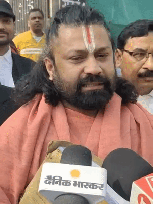 13 फेब्रुवारी रोजी कोर्टातून बाहेर आल्यानंतर आशुतोष महाराजांनी सांगितले होते की, आम्ही प्रयागराजमध्ये थांबू शकत नाही. आम्हाला धमक्या मिळत आहेत.