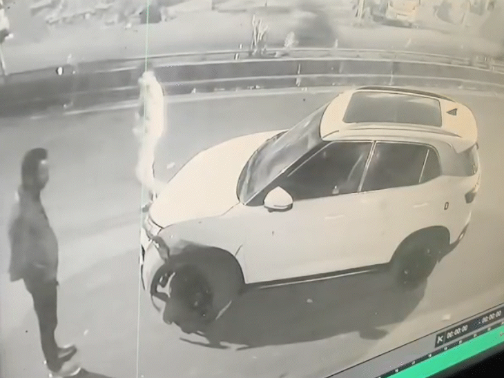 टक्कर के बाद कार साइड लगाकर आकांश खड़ा दिखाई दिया।