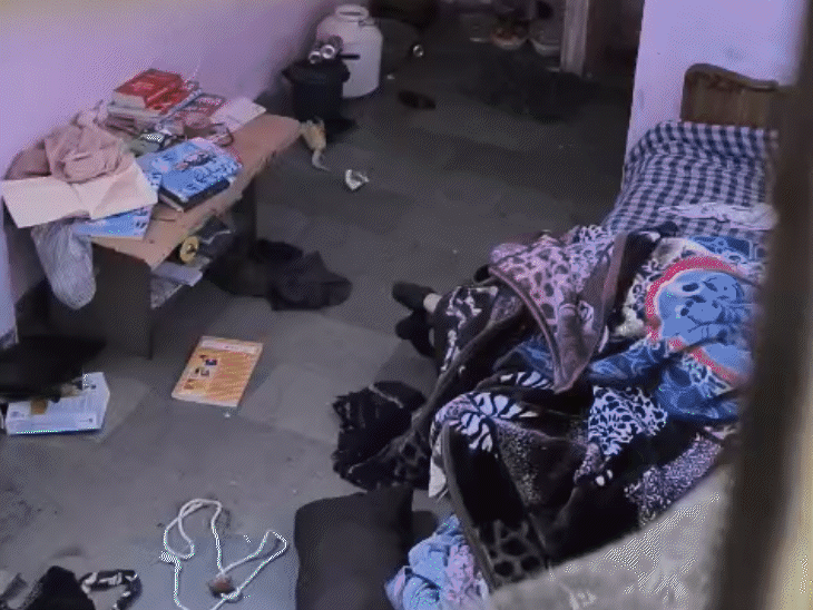 कमरे के इस बेड में युवती का शव मिला है।