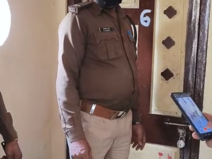 पड़ोसियों की सूचना पर कमरे का ताला खोलकर पुलिस अंदर पहुंची।