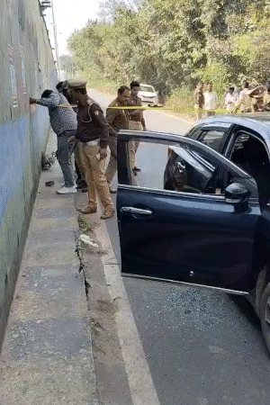 कार के अलावा फ्लाईओवर की दीवारों पर भी बुलेट के निशान मिले हैं।