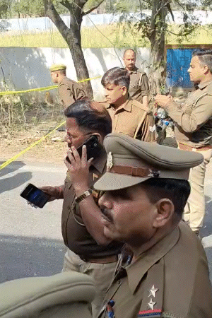 पुलिस के कई अधिकारी मौके पर पहुंचे हैं। क्राइम स्पॉट को सील कर दिया गया है।