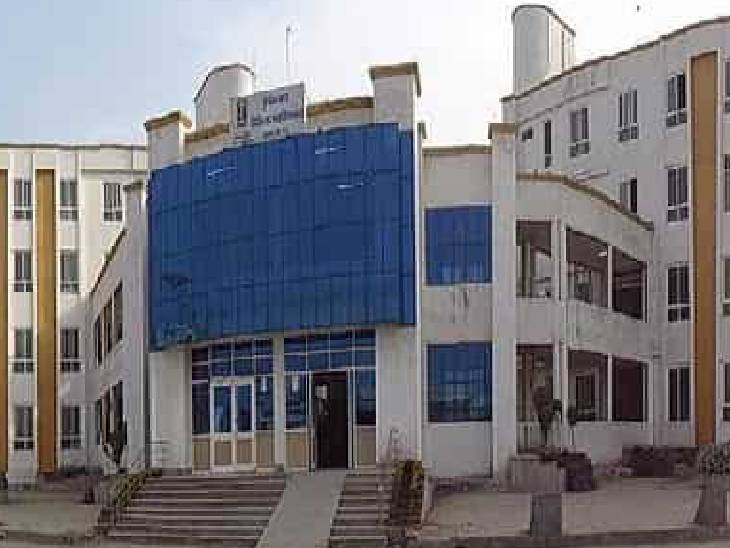 प्रो. डॉ. सर्वेश जैन बुंदेलखंड मेडिकल कॉलेज के वरिष्ठ चिकित्सक हैं।