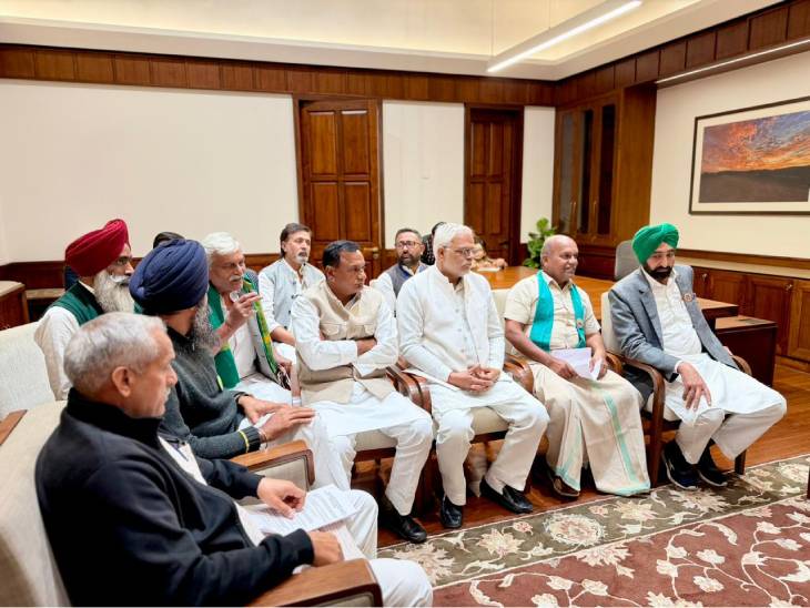 किसान नेताओं ने राहुल से कहाभारत-अमेरिका समझौते से मक्का, सोयाबीन, कपास, फल और मेवे उगाने वाले किसानों की रोजी-रोटी पर असर पड़ेगा।