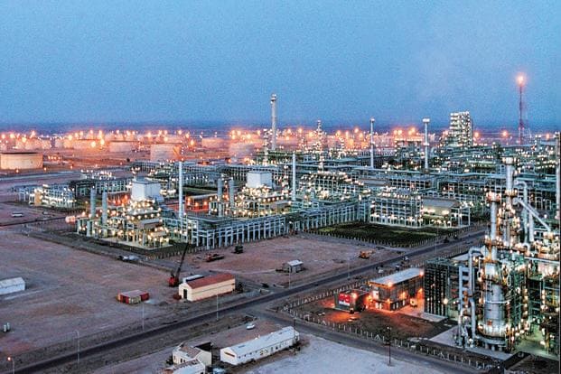 दुनिया की सबसे बड़ी रिफाइनरी जामनगर में है।